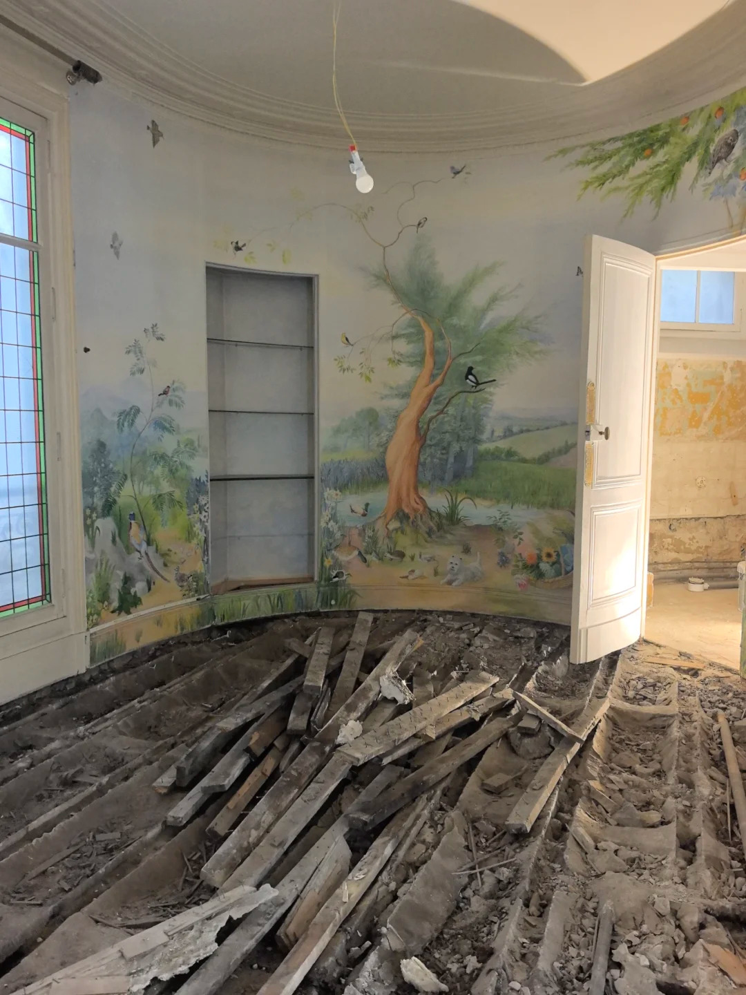 What a Century-Old Apartment Near the Arc de Triomphe Looks Like Once You Open It Up