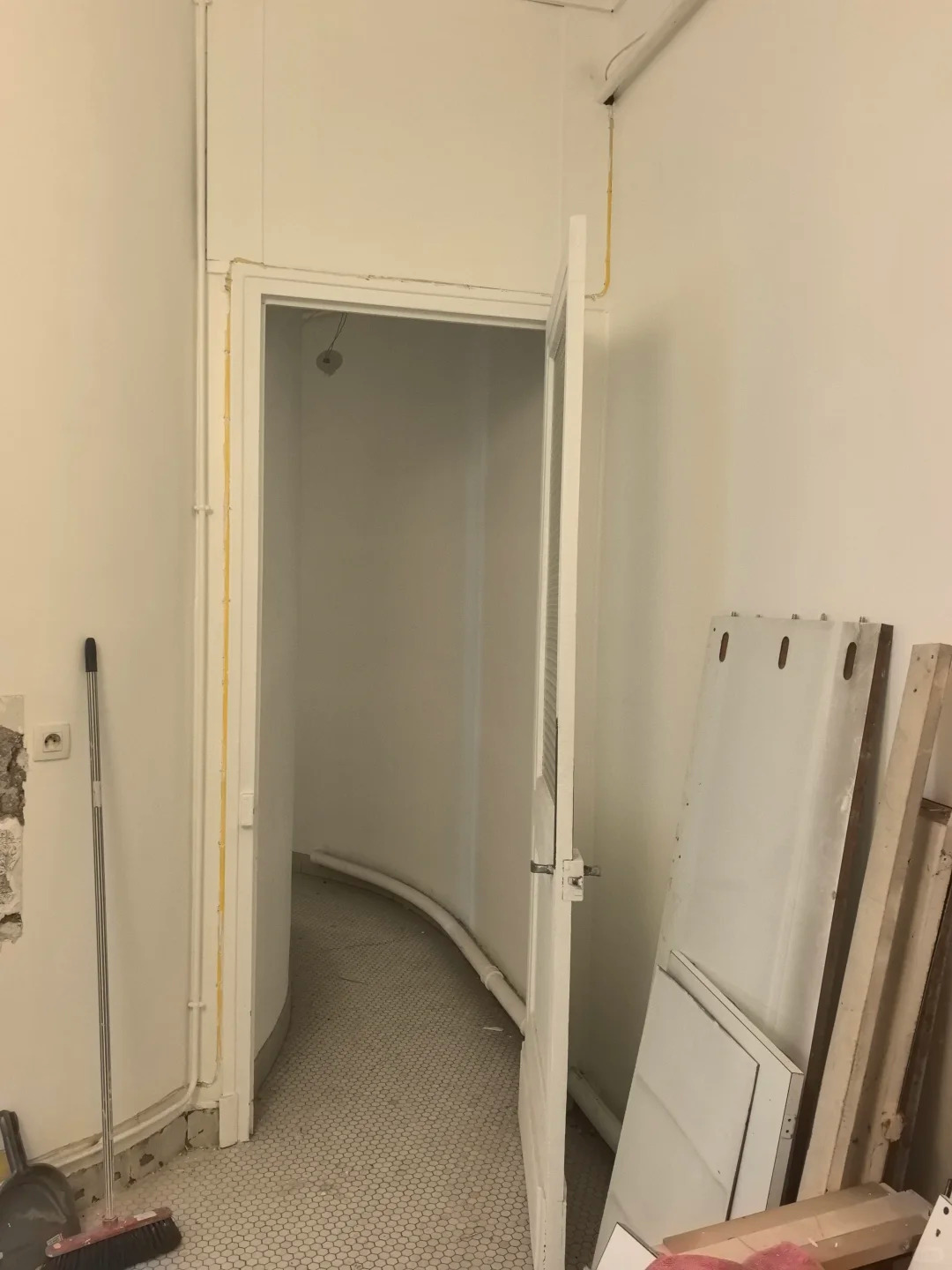 What a Century-Old Apartment Near the Arc de Triomphe Looks Like Once You Open It Up
