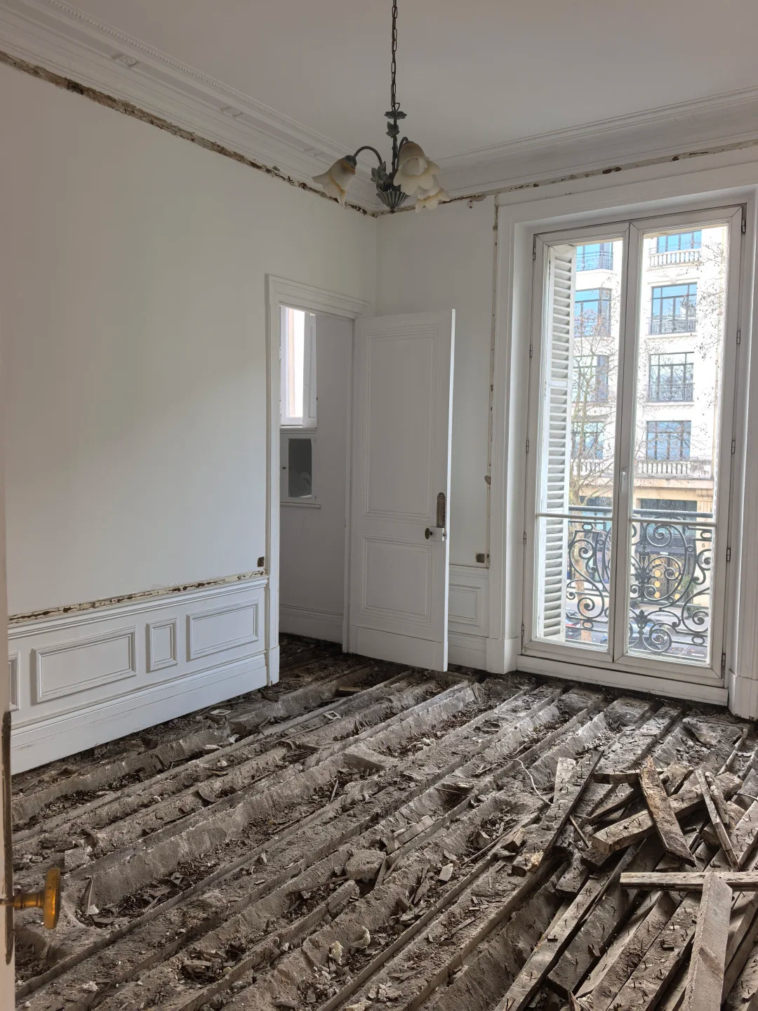 What a Century-Old Apartment Near the Arc de Triomphe Looks Like Once You Open It Up