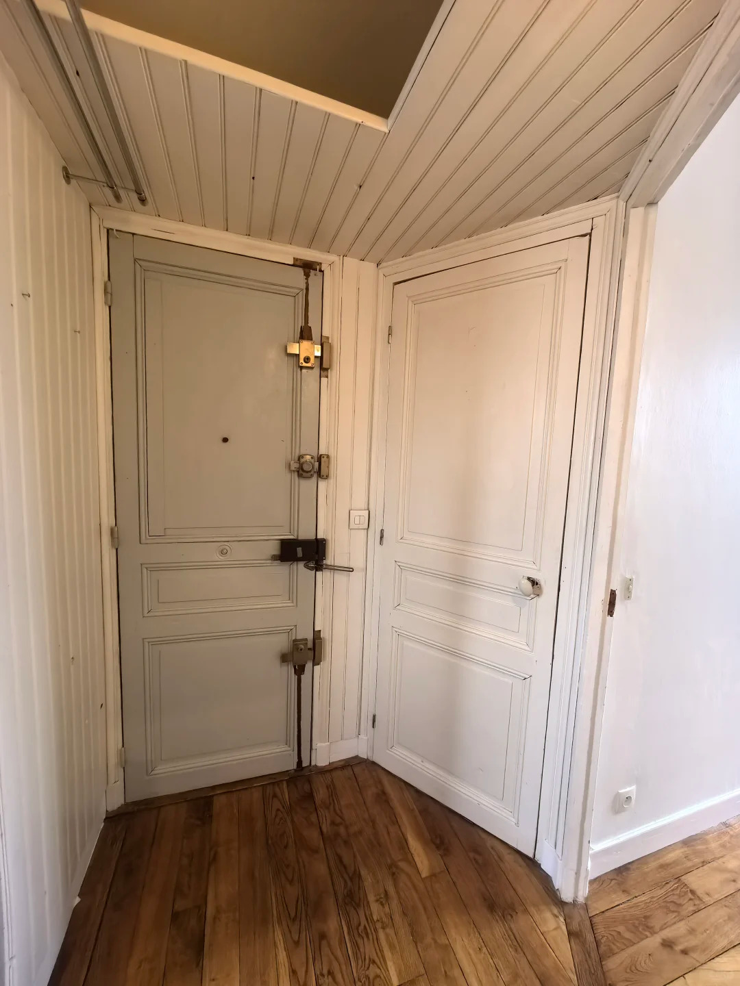 Major Makeover of a Tiny 35 m² Flat in Greater Paris 🌟 Geometric Colour Clash