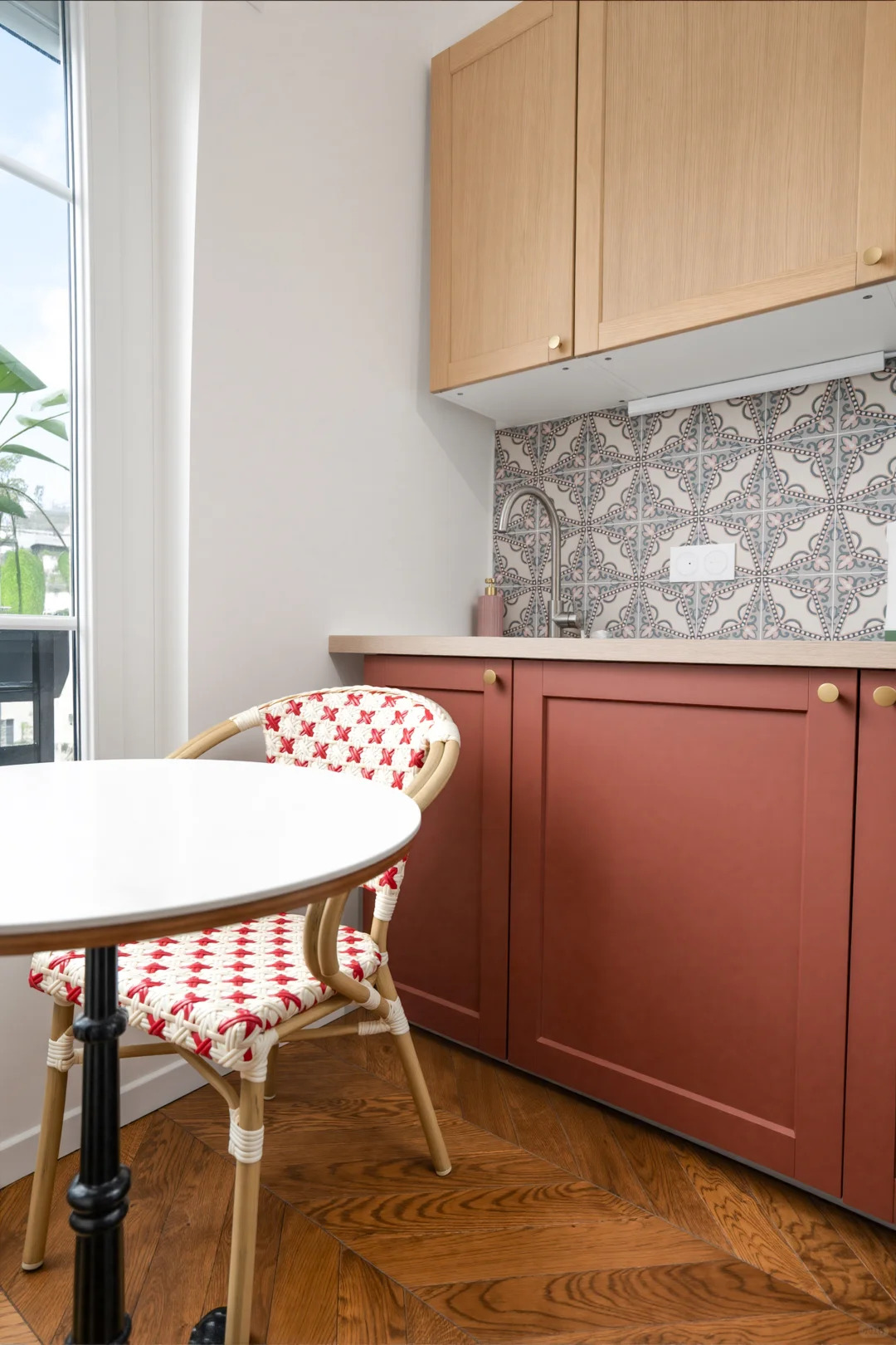 Je passerais tout un après-midi à ne rien faire dans cet appartement face à la Tour Eiffel