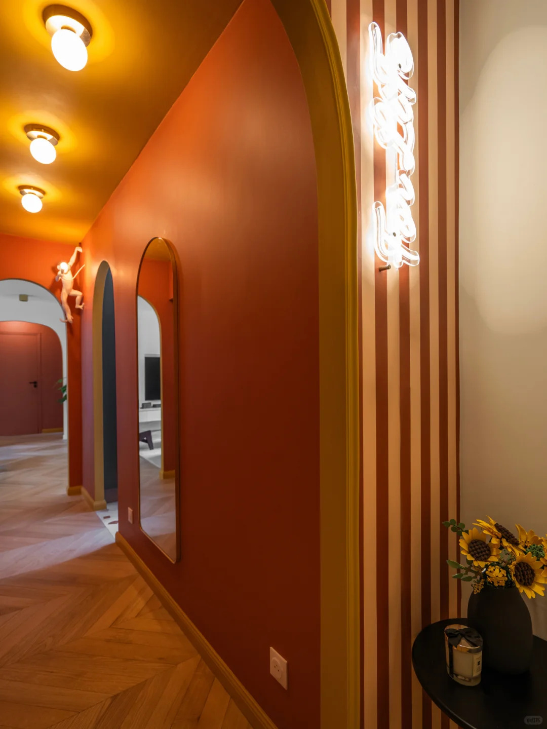 Couloir transformé… et les invités passent une demi-heure à le photographier dès l'entrée